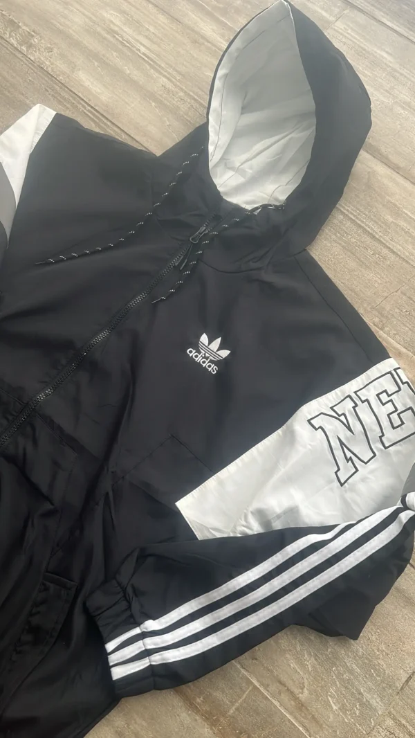Campera ADIDAS manga bordada vintage 90s Blanca y Negra