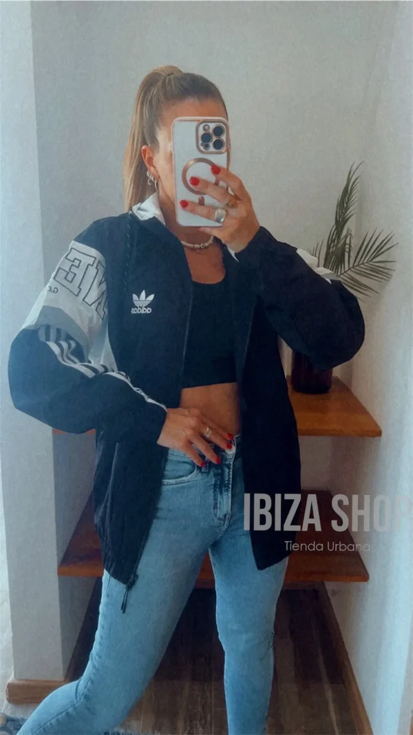 Campera ADIDAS manga bordada vintage 90s Blanca y Negra