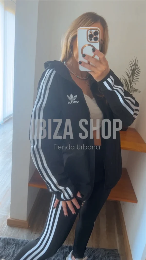 Campera Adidas Rompeviento Essentials 3 Tiras color Negro
