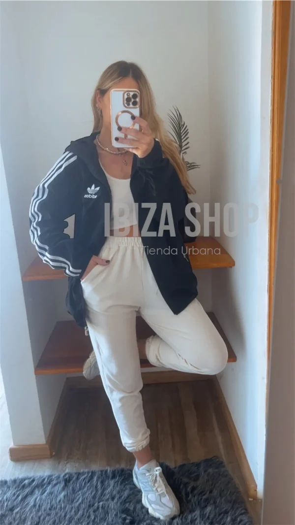 Campera Adidas Rompeviento Essentials 3 Tiras color Negro