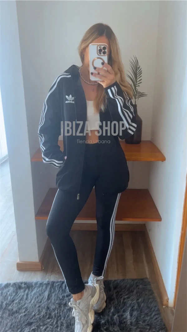 Campera Adidas Rompeviento Essentials 3 Tiras color Negro