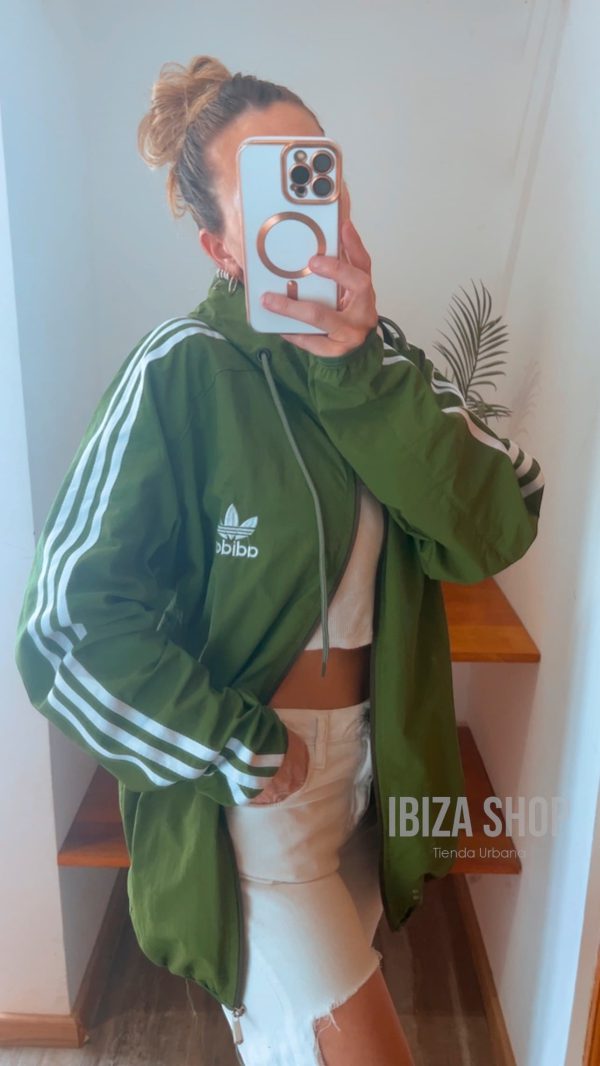 Campera Adidas Rompeviento Essentials 3 Tiras color Oliva