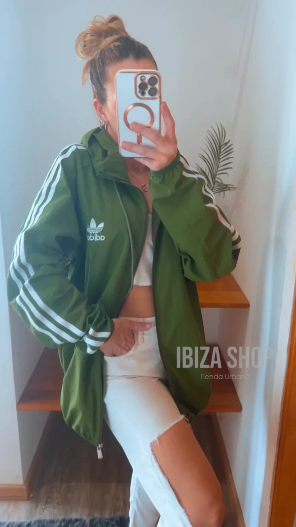 Campera Adidas Rompeviento Essentials 3 Tiras color Oliva