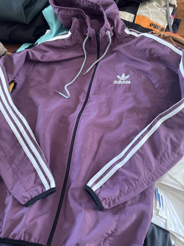 Campera Adidas Rompeviento Essentials 3 Tiras - Imagen 15
