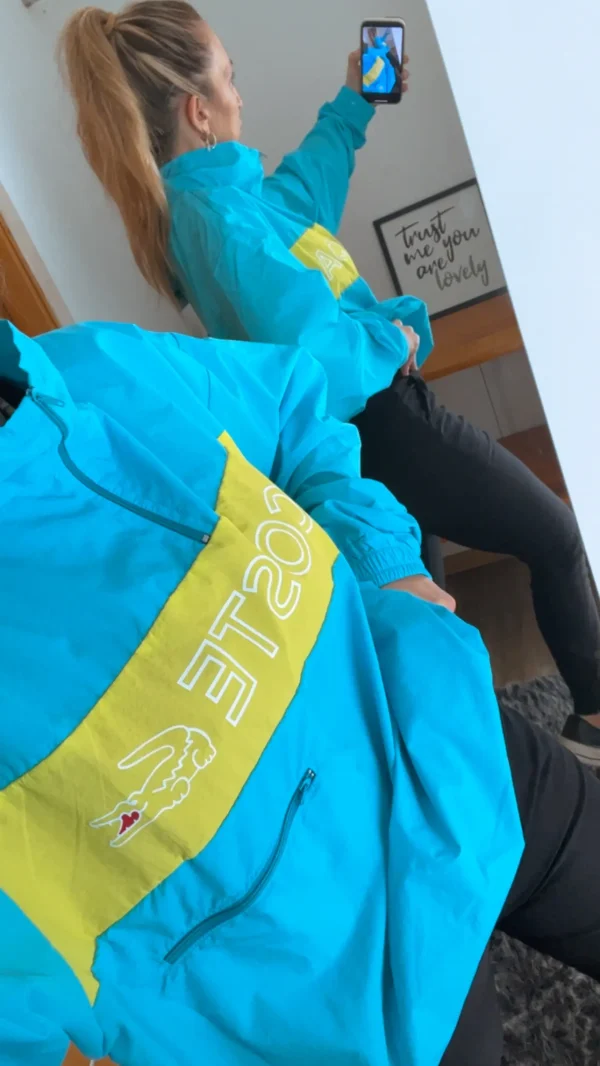 Anorak Rompeviento LACOSTE. estilo buzo con cierre. Tela rompeviento super liviana y colores vivos. Es un modelo retro.