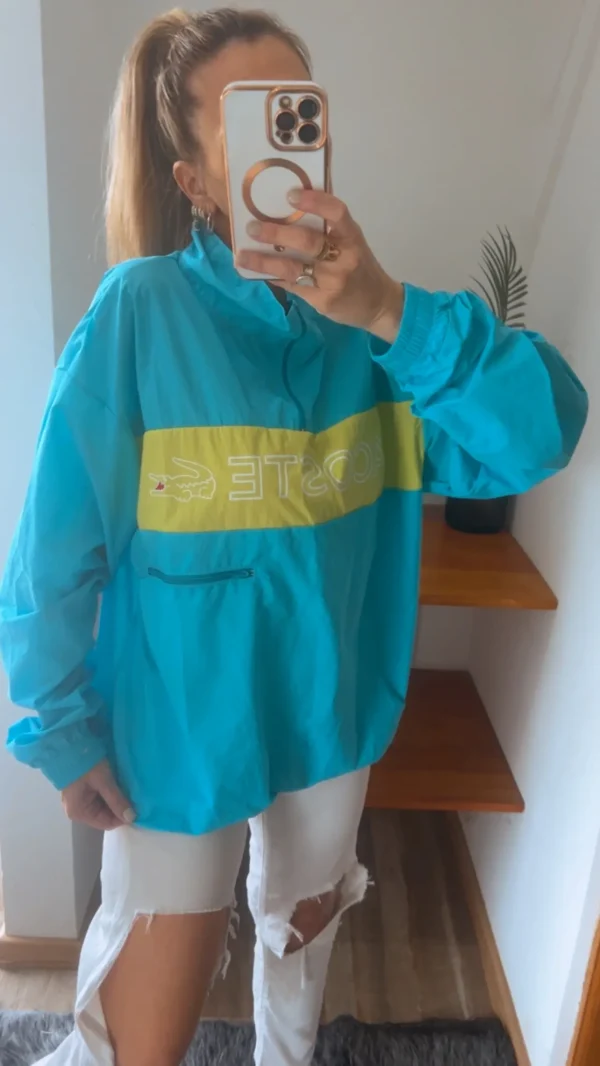 Anorak Rompeviento LACOSTE. estilo buzo con cierre. Tela rompeviento super liviana y colores vivos. Es un modelo retro.