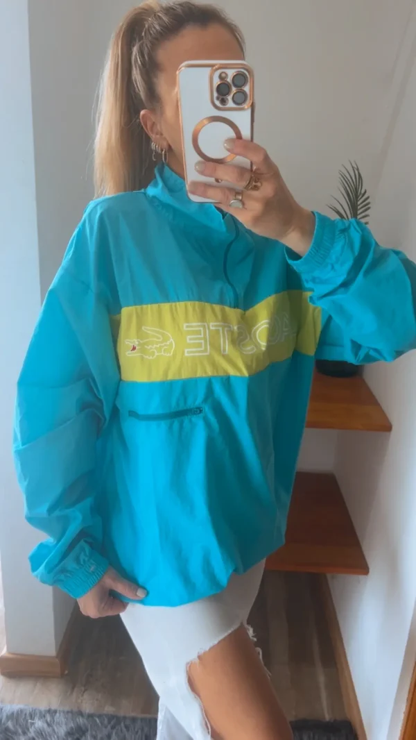 Anorak Rompeviento LACOSTE. estilo buzo con cierre. Tela rompeviento super liviana y colores vivos. Es un modelo retro.
