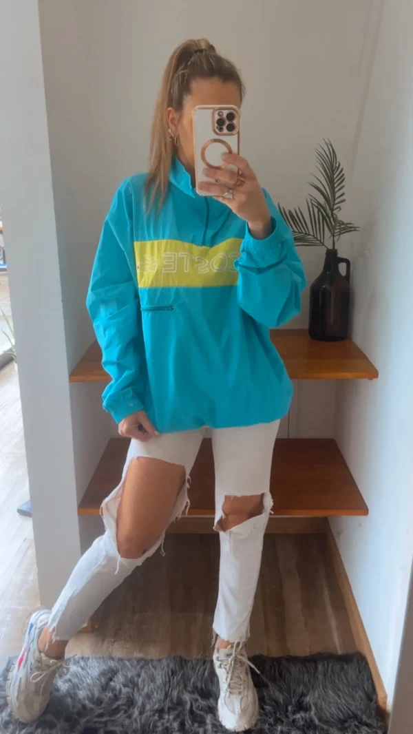 Anorak Rompeviento LACOSTE. estilo buzo con cierre. Tela rompeviento super liviana y colores vivos. Es un modelo retro.