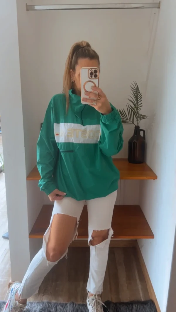 Anorak Rompeviento LACOSTE. estilo buzo con cierre. Tela rompeviento super liviana y colores vivos. Es un modelo retro.