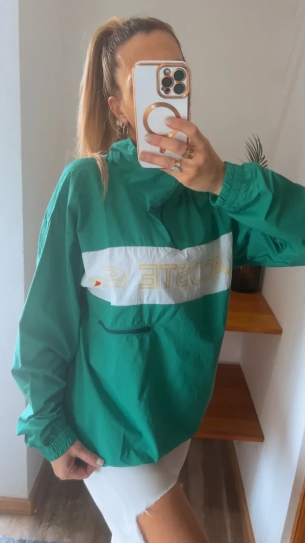 Anorak Rompeviento LACOSTE. estilo buzo con cierre. Tela rompeviento super liviana y colores vivos. Es un modelo retro.