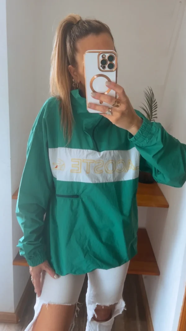 Anorak Rompeviento LACOSTE. estilo buzo con cierre. Tela rompeviento super liviana y colores vivos. Es un modelo retro.