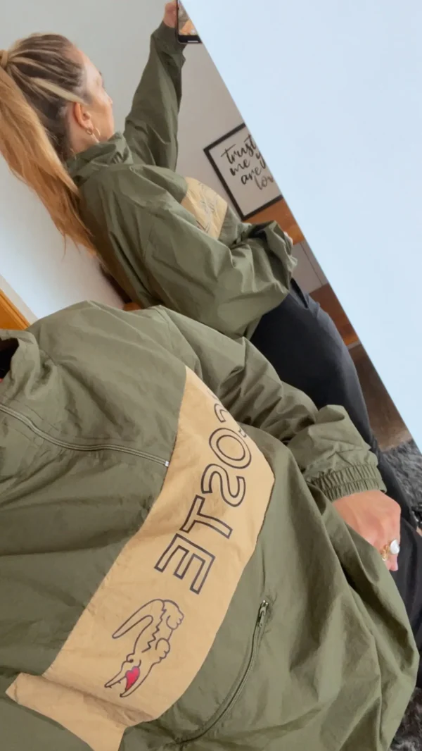 Anorak Rompeviento LACOSTE. estilo buzo con cierre. Tela rompeviento super liviana y colores vivos. Es un modelo retro.