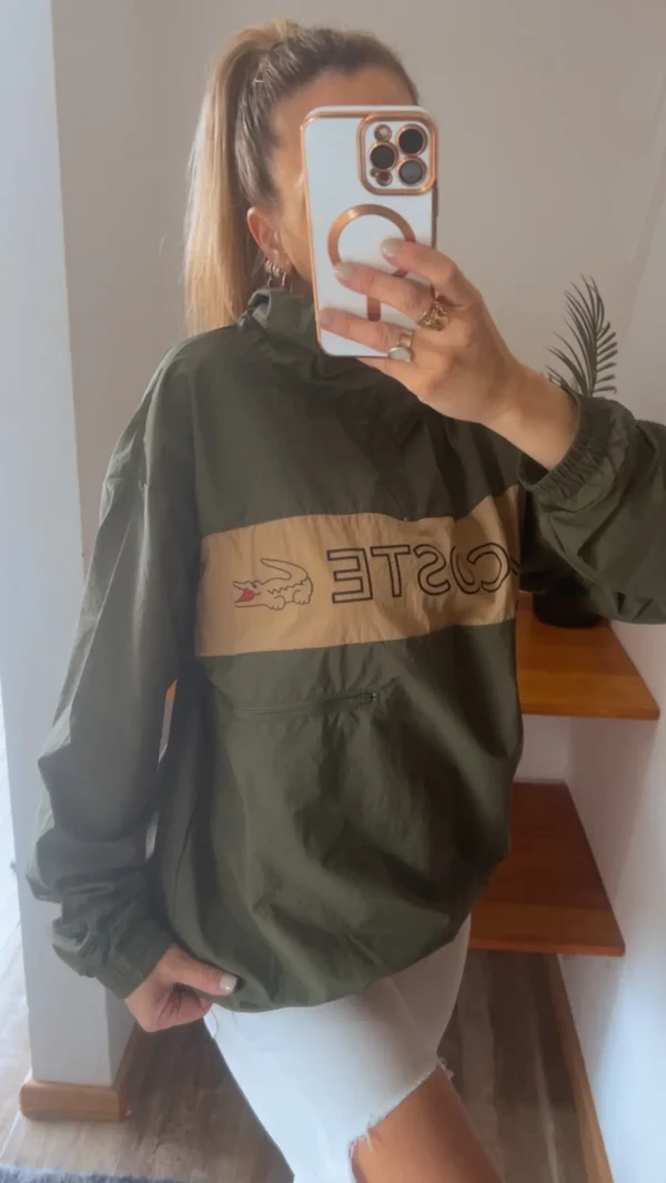 Anorak Rompeviento LACOSTE. estilo buzo con cierre. Tela rompeviento super liviana y colores vivos. Es un modelo retro.