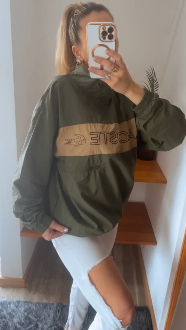 Anorak Rompeviento LACOSTE. estilo buzo con cierre. Tela rompeviento super liviana y colores vivos. Es un modelo retro.