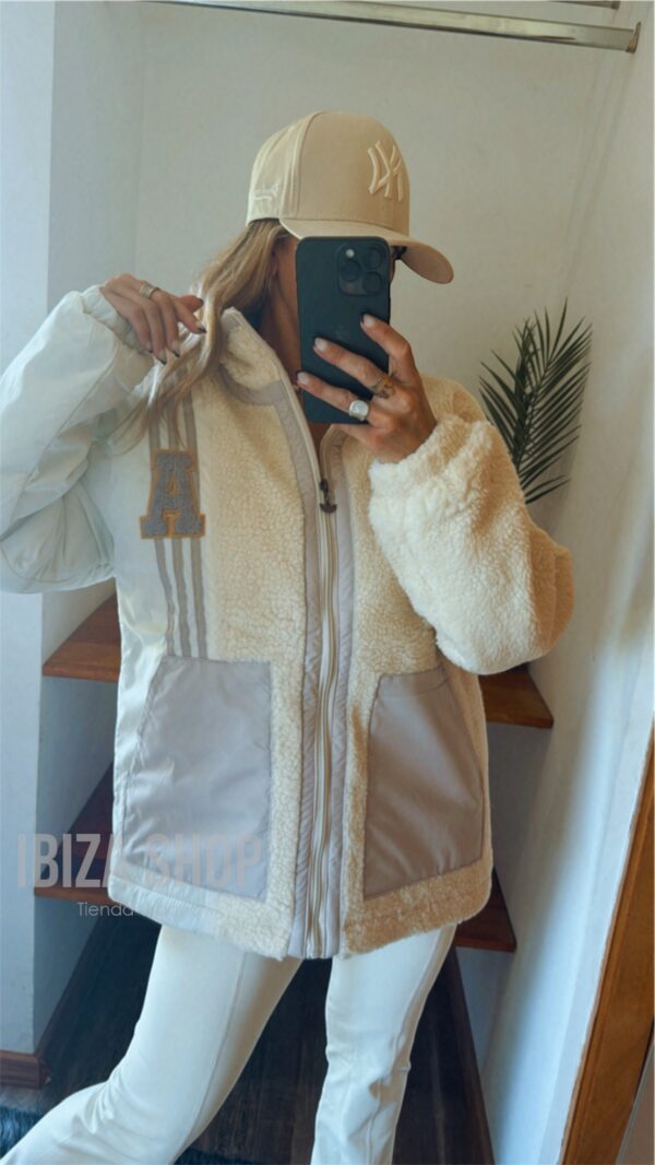 Campera ADIDAS Universitaria Corderito - Imagen 4