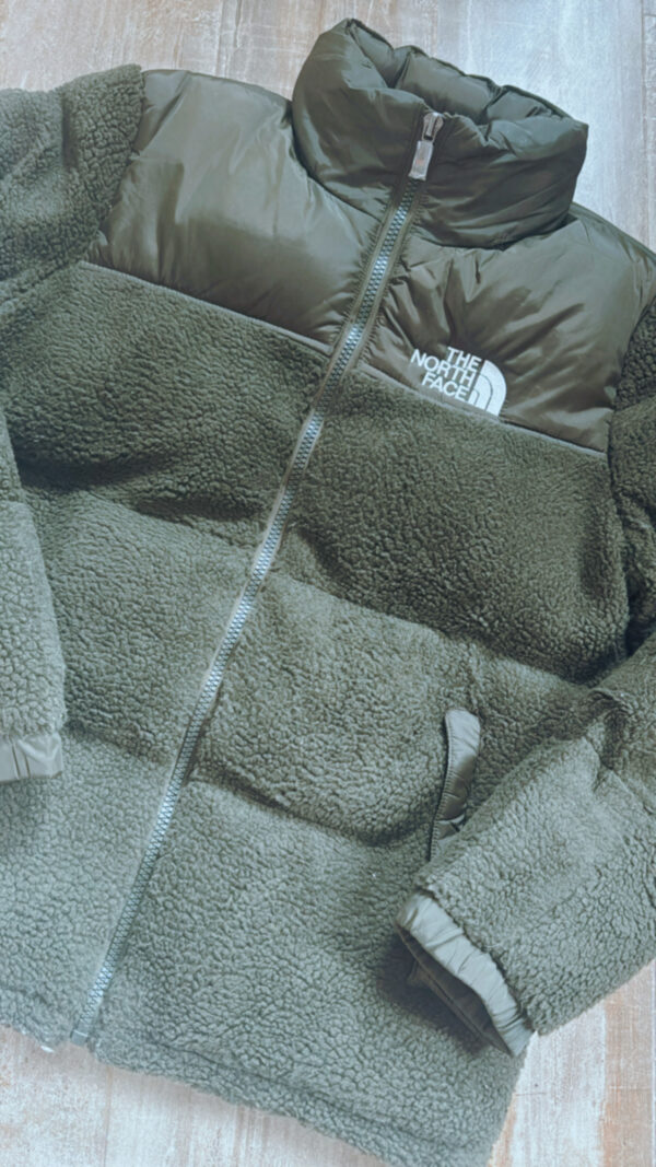 Campera THE NORTH FACE VERDE MILITAR Corderito( forrada por dentro)