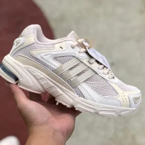 Mano sosteniendo zapatillas Adidas Responde CL Beige
