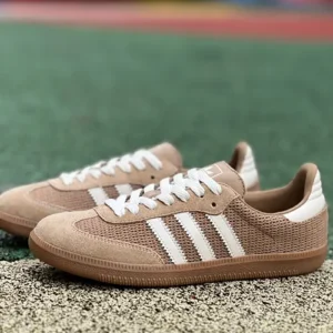 Zapatillas Samba OG Caramelo sobre fondo pasto verde
