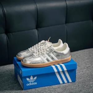 Zapatillas Samba Og Plateada sobre caja
